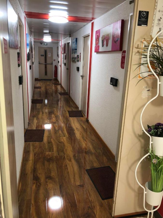 N&z Hotel Trappes